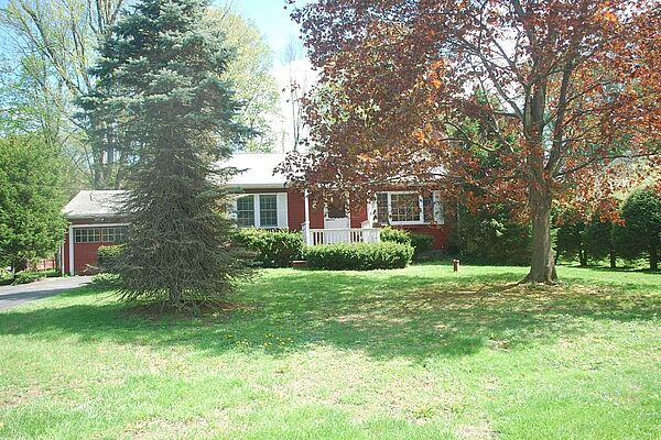 90 Sleight Plass Rd, Poughkeepsie, NY